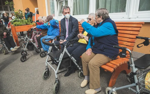 Z pražského vánočního stromu jsou lavičky a mobilní záhony. Vyrobili je studenti z Jarova