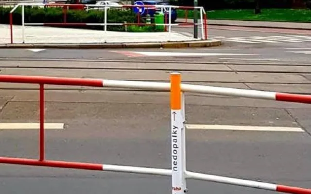 V Praze jsou nové popelníky se vzhledem obří cigarety. Radnici jde o čistší ulice