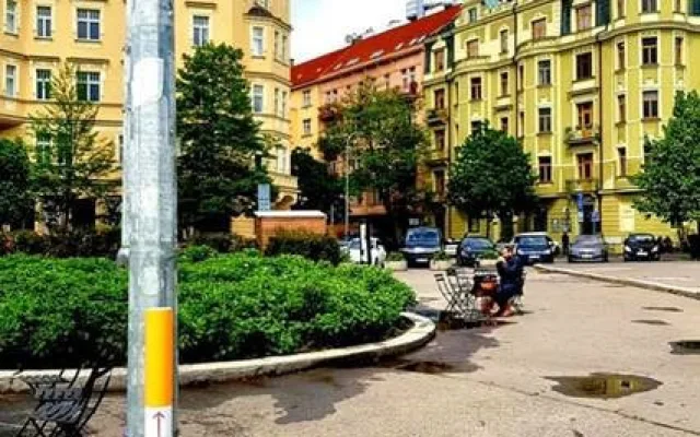 V Praze jsou nové popelníky se vzhledem obří cigarety. Radnici jde o čistší ulice