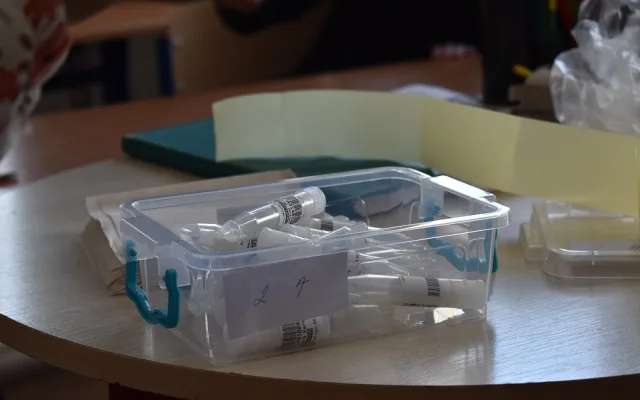 Školáci z Prahy 6 se od včerejška testují PCR testy ze sllin