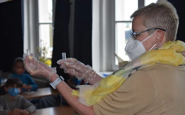 Školáci z Prahy 6 se od včerejška testují PCR testy ze sllin