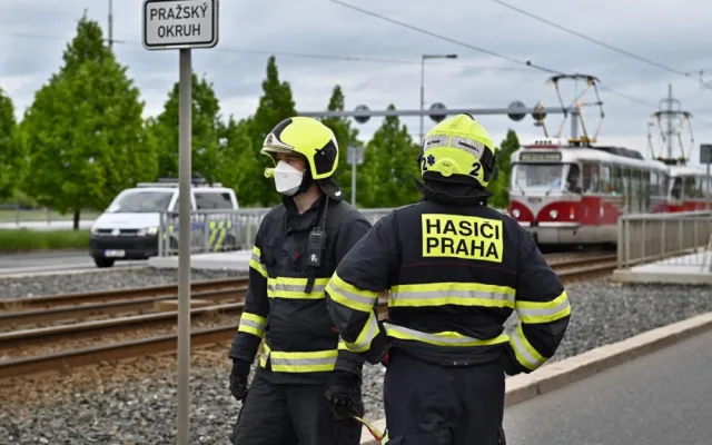 Dva zraněné při dnešní nehodě v Praze museli z aut dostat hasiči, pak zasahovali záchranáři