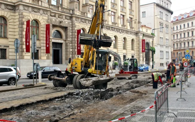 Oprava kolejí u hlavního nádraží je v plném proudu. Podívejte se, jak to u hlaváku nyní vypadá