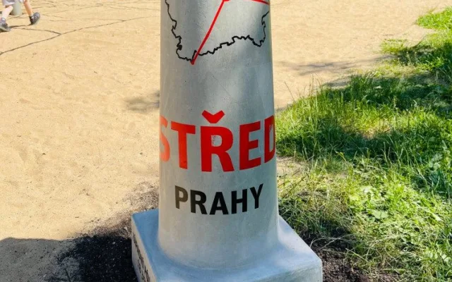 Patník nově znázorňuje střed Prahy. Hlavním cílem je pobavit lidi, říká starosta