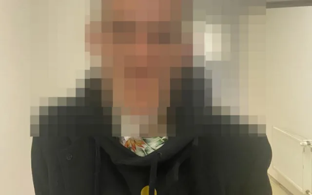 Útočník napadl v metru muže s dětmi, hrozí mu až tři roky ve vězení. Policie hledá svědky