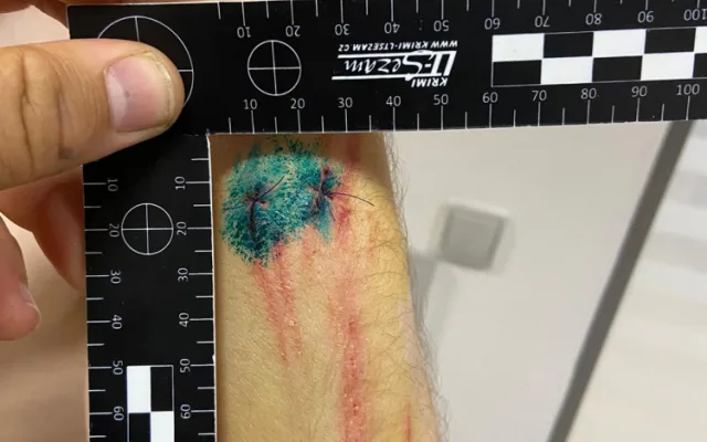 Útočník napadl v metru muže s dětmi, hrozí mu až tři roky ve vězení. Policie hledá svědky