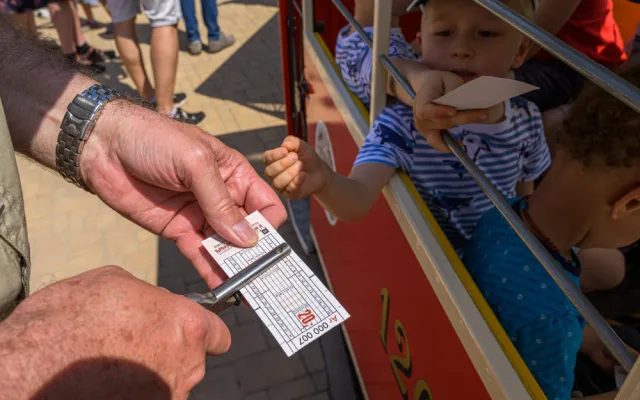 Po dvouleté pauze vyjela v sobotu v pražské zoo opět dětská tramvaj