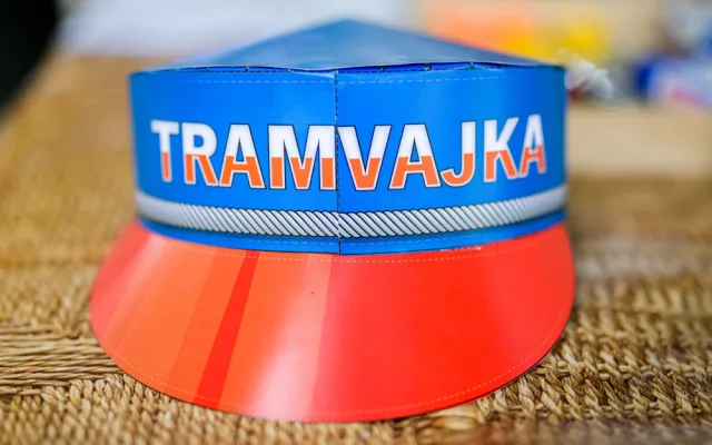 Zájemci si mohli složit papírovou tramvajáckou čepici.