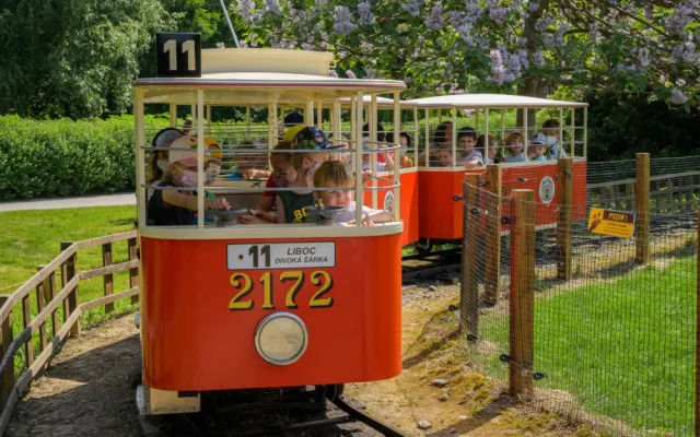 Po dvouleté pauze vyjela v sobotu v pražské zoo opět dětská tramvaj
