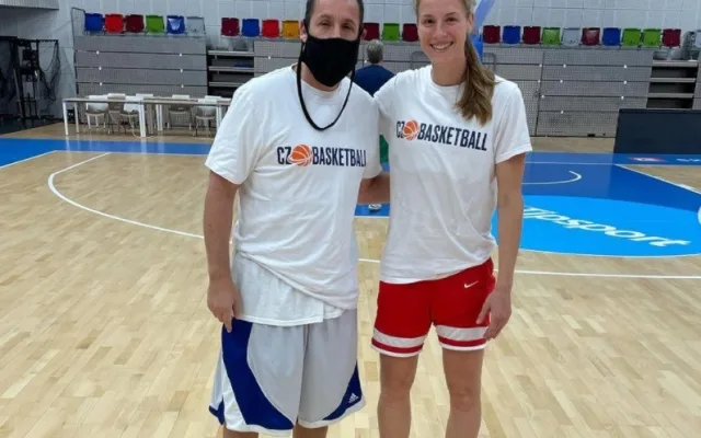 Americký herec Adam Sandler je v Praze. Navštívil trénink basketbalových reprezentantek