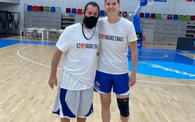 Americký herec Adam Sandler je v Praze. Navštívil trénink basketbalových reprezentantek