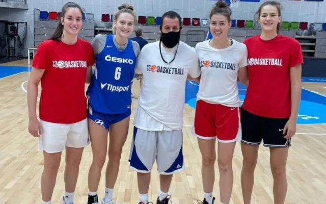 Americký herec Adam Sandler je v Praze. Navštívil trénink basketbalových reprezentantek