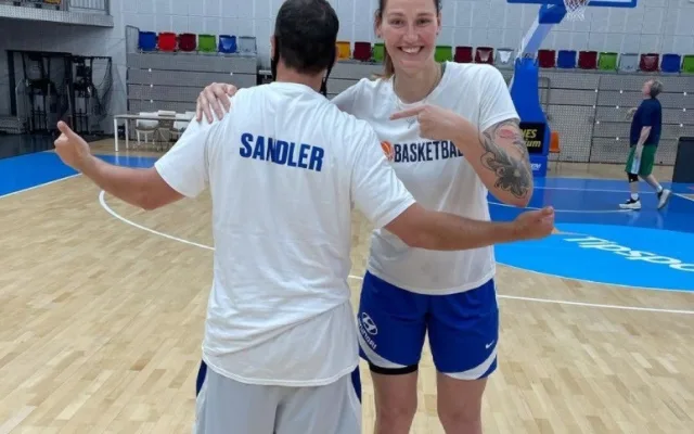 Americký herec Adam Sandler je v Praze. Navštívil trénink basketbalových reprezentantek