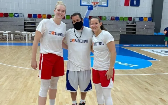 Americký herec Adam Sandler je v Praze. Navštívil trénink basketbalových reprezentantek