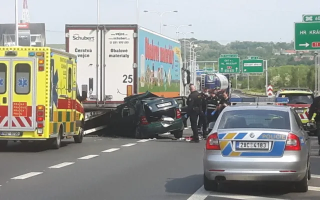 V Praze se stala smrtelná nehoda. Řidič auta zemřel po srážce s kamionem