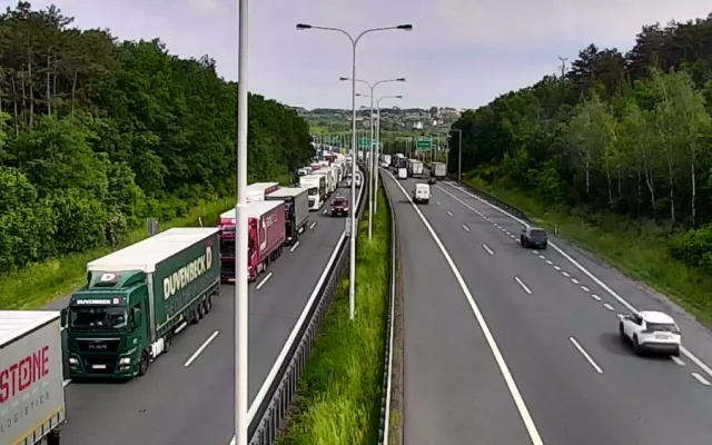 V Praze se stala smrtelná nehoda. Řidič auta zemřel po srážce s kamionem