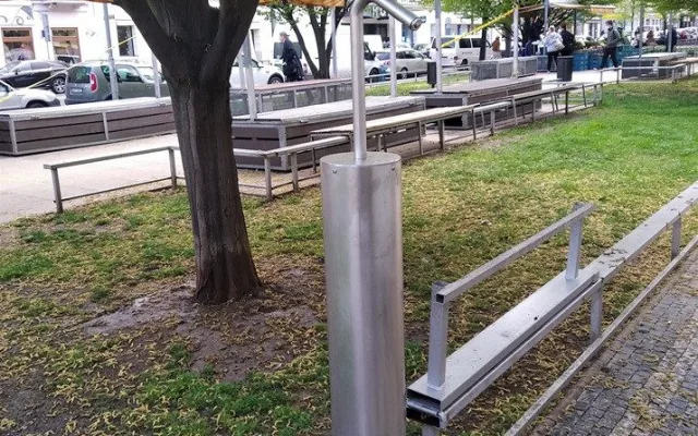 Čtyři nová vodní mlžítka jsou v Praze 2. Lidé je najdou na Ostrčilově nebo Palackého náměstí