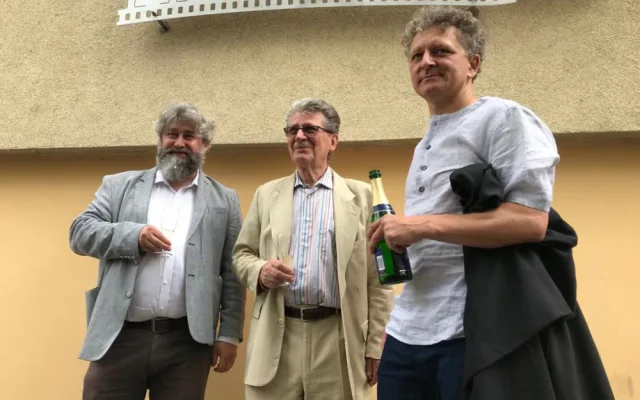 Tomáši Holému byla dnes v Praze odhalena pamětní deska. Byl jsem tu rád, stojí na ní