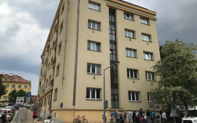 Tomáši Holému byla dnes v Praze odhalena pamětní deska. Byl jsem tu rád, stojí na ní