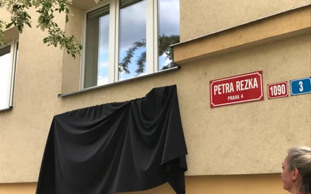 Tomáši Holému byla dnes v Praze odhalena pamětní deska. Byl jsem tu rád, stojí na ní