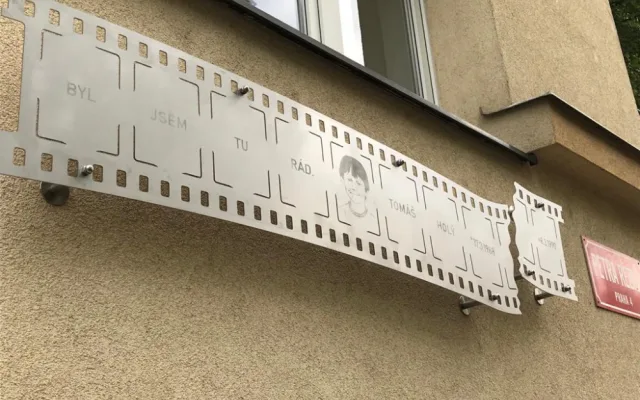 Tomáši Holému byla dnes v Praze odhalena pamětní deska. Byl jsem tu rád, stojí na ní