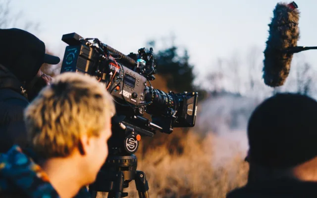 Mladí filmaři z FAMU natáčí originální snímek s Judit Bárdos. Kvůli koronaviru shání finance na dotočení