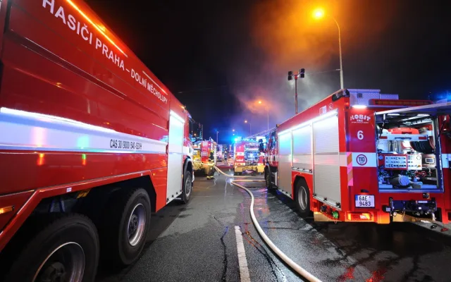 V Praze 10 v noci hořelo zahradní centrum