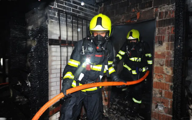 V Praze 10 v noci hořelo zahradní centrum