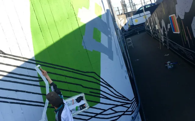 V Praze vznikla další nástěnná malba. Abstraktní plán Prahy mohou lidé obdivovat na Žižkově