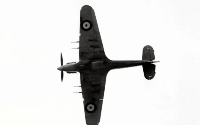 Historická stíhačka Hawker Hurricane, která pomohla zachránit Británii před Hitlerem, přiletěla do pražského muzea