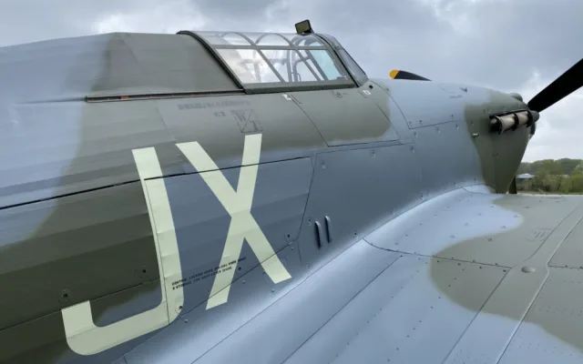 Historická stíhačka Hawker Hurricane, která pomohla zachránit Británii před Hitlerem, přiletěla do pražského muzea