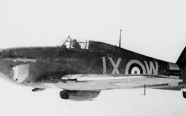 Historická stíhačka Hawker Hurricane, která pomohla zachránit Británii před Hitlerem, přiletěla do pražského muzea