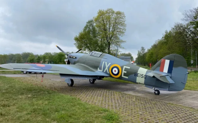 Historická stíhačka Hawker Hurricane, která pomohla zachránit Británii před Hitlerem, přiletěla do pražského muzea