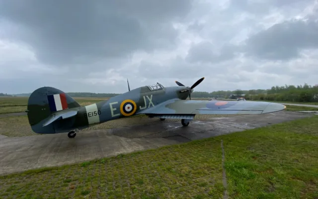 Historická stíhačka Hawker Hurricane, která pomohla zachránit Británii před Hitlerem, přiletěla do pražského muzea
