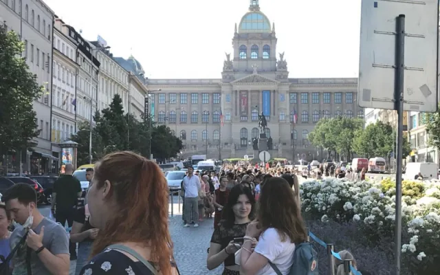 Primark na Václavském náměstí dnes otevírá. Před novým obchodem stály stovky lidí
