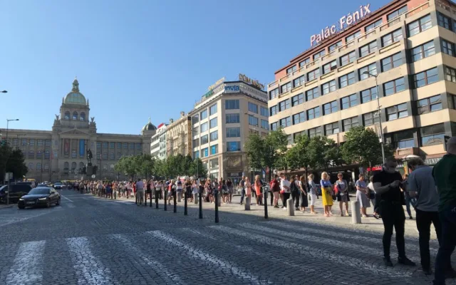 Primark na Václavském náměstí dnes otevírá. Před novým obchodem stály stovky lidí