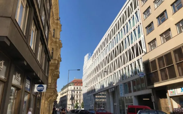 Primark na Václavském náměstí dnes otevírá. Před novým obchodem stály stovky lidí