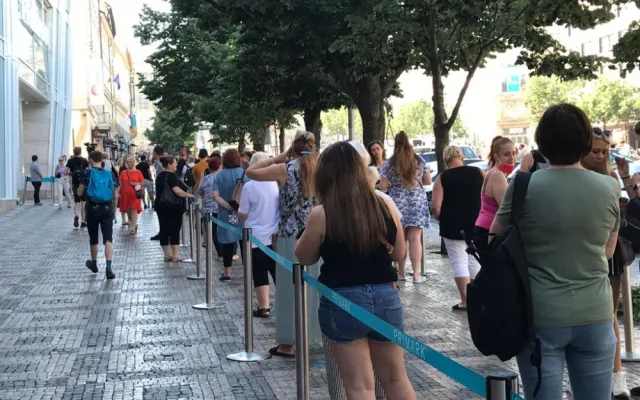Primark na Václavském náměstí dnes otevírá. Před novým obchodem stály stovky lidí