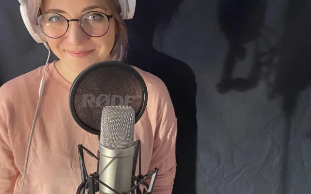 Pražští umělci spolu s amatéry nahráli písničku lidem pro radost