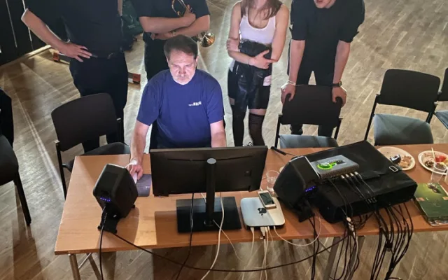 Pražští umělci spolu s amatéry nahráli písničku lidem pro radost