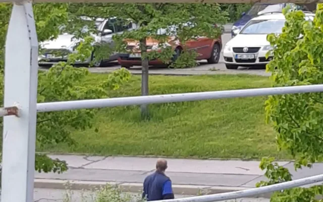 Muž se měl schovávat v křoví, sledovat dvě dívky a onanovat. Ty si ho vyfotily