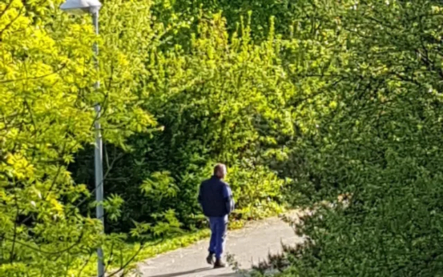Muž se měl schovávat v křoví, sledovat dvě dívky a onanovat. Ty si ho vyfotily