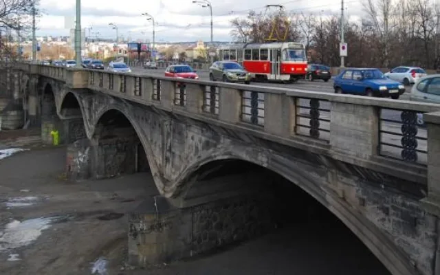 Hlávkův most dostane nový povrch. Řidiče čeká dopravní omezení
