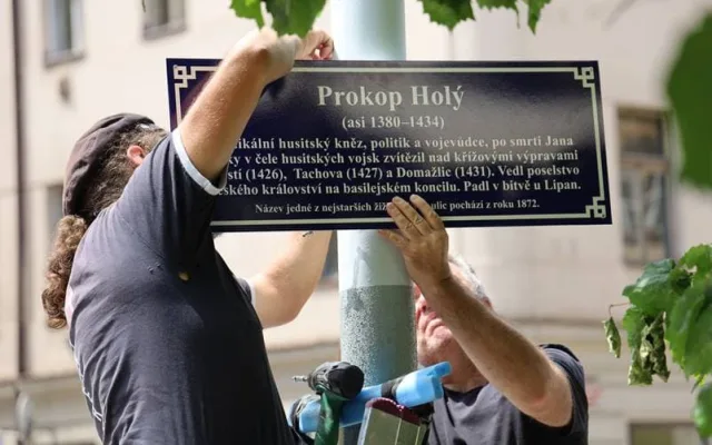 Žižkov pokračuje ve vzdělávání obyvatel, vyvěšuje tabulky informující o názvech ulic