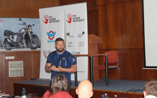 Učme se přežít. Učitelé autoškol trénovali bezpečnou jízdu na polygonu v Sosnové