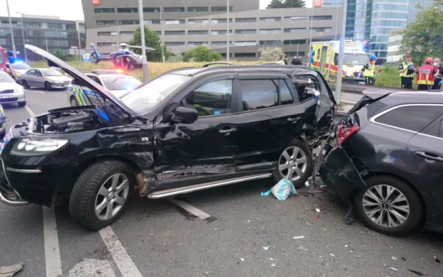 Policejní honička skončila nehodou. Zranilo se při ní šest lidí včetně tří dětí