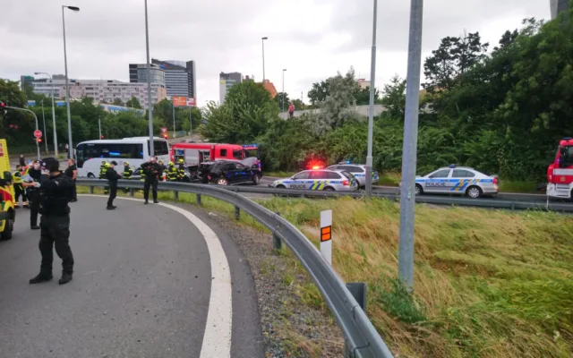 Policejní honička skončila nehodou. Zranilo se při ní šest lidí včetně tří dětí