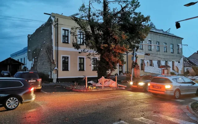 Jižní Moravu zasáhlo ničivé tornádo. Na pomoc do zasažených oblastí vyrazili také pražští hasiči