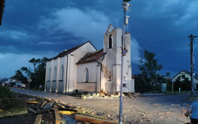 Jižní Moravu zasáhlo ničivé tornádo. Na pomoc do zasažených oblastí vyrazili také pražští hasiči