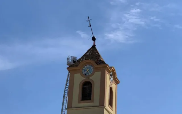 Pražští hasiči dnes pomáhali sundat poškozenou střechu kostela na jižní Moravě